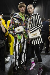 backstage-defile-versace-automne-hiver-2019-2020-milan-coulisses-82.thumb.jpg.68e8f3b12112cc0b0b1a1a99175e107e.jpg