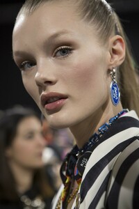 backstage-defile-versace-automne-hiver-2019-2020-milan-coulisses-86.thumb.jpg.50c87a8d2f41c4911b7ea6f1a6e2583d.jpg