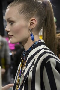backstage-defile-versace-automne-hiver-2019-2020-milan-coulisses-87.thumb.jpg.4d87f9f2d8b732cae1f5d686335c6ac3.jpg