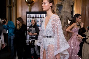 backstage-defile-zuhair-murad-printemps-ete-2019-paris-coulisses-160.thumb.jpg.e2cf0b496ce7eddb7e581e2149ca68e1.jpg