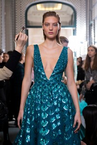 backstage-defile-zuhair-murad-printemps-ete-2019-paris-coulisses-72.thumb.jpg.0bf7d03b6876d7e6e5c9457c3a031b85.jpg