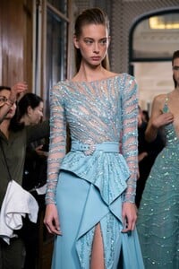 backstage-defile-zuhair-murad-printemps-ete-2019-paris-coulisses-91.thumb.jpg.9713ee5ecfa626529773fc474bb03885.jpg