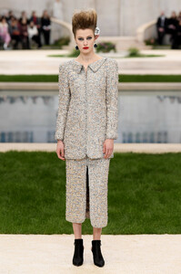 chanel-couture-spring-2019-paris-fashion-week-pfw-002(1).thumb.jpg.3285c090b5f7fe1786fa05cd5c7119b1.jpg