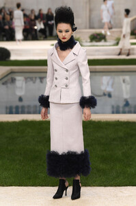 chanel-couture-spring-2019-paris-fashion-week-pfw-010(1).thumb.jpg.c72709766749a388fae07896dc5a2c43.jpg