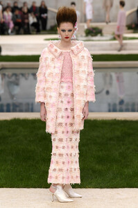 chanel-couture-spring-2019-paris-fashion-week-pfw-017(1).thumb.jpg.09aae2915349fd98c901b18507a69faa.jpg