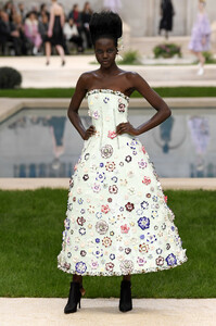 chanel-couture-spring-2019-paris-fashion-week-pfw-054(1).thumb.jpg.718f51bd50e29880c4b9783c8c7df27f.jpg