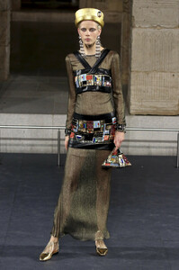 chanel-pre-fall-2019-78(1).thumb.jpg.cd3f5a8949708bde95be2f299df78a53.jpg