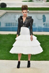 chanelcouture2201e-0.thumb.jpg.f726f214bea3a30c243dcd469add73b2.jpg