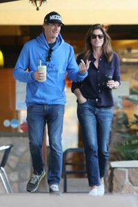 cindy-crawford-and-rande-gerber-at-sunlife-organics-in-los-angeles-01-19-2019-9.jpg