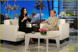 courteney-cox-gets-surprise-mini-friends-reunion-on-ellen-03.jpg