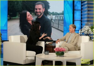 courteney-cox-gets-surprise-mini-friends-reunion-on-ellen-04.jpg