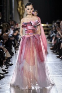 defile-elie-saab-printemps-ete-2019-paris-look-17.thumb.jpg.99c4f12f9ad2692a8b478c7fc9835fc7.jpg