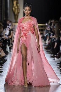 defile-elie-saab-printemps-ete-2019-paris-look-18.thumb.jpg.063708dd9f862d3cec3414dd132a8745.jpg