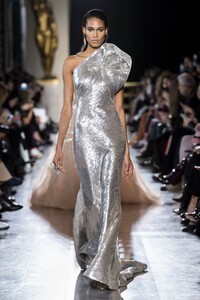 defile-elie-saab-printemps-ete-2019-paris-look-44.thumb.jpg.f6fe1d184654e0eee1b8cdaa9db02255.jpg