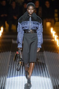 defile-prada-automne-hiver-2019-2020-milan-look-38.thumb.jpg.18eeaa3705ffa37f553e141d678d951d.jpg