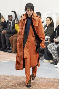 defile-sacai-automne-hiver-2019-2020-paris-look-48.thumb.jpg.05a564469e88dfa91bcd1eabee993aff.jpg