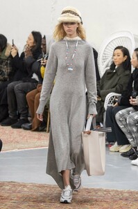 defile-sacai-automne-hiver-2019-2020-paris-look-5.thumb.jpg.359c3e09814986163156ad55f94b9249.jpg