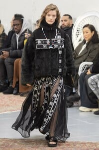 defile-sacai-automne-hiver-2019-2020-paris-look-63.thumb.jpg.117fff59949acfdc155737a307c6b0b3.jpg