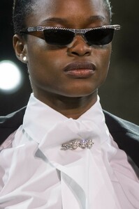 detail-defile-alexandre-vauthier-printemps-ete-2019-paris-detail-28.thumb.jpg.8c7aec1789d2c75a287eecd85e4ace97.jpg