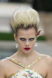 detail-defile-chanel-printemps-ete-2019-paris-detail-13.thumb.jpg.83ae2f7247a1753b33e1fc6f75b608d9.jpg