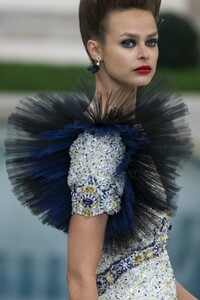 detail-defile-chanel-printemps-ete-2019-paris-detail-40.thumb.jpg.c0c1de7b6ffef0a04b4f38203adfec12.jpg