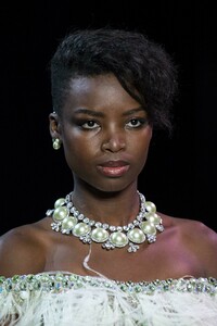 detail-defile-georges-hobeika-printemps-ete-2019-paris-detail-37.thumb.jpg.31bc8722f791b0537f0b7a81389cdc2f.jpg