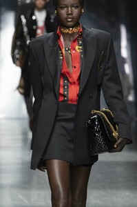 detail-defile-versace-automne-hiver-2019-2020-milan-detail-55.thumb.jpg.f8e95c58572061349d0b877f4c3281cd.jpg