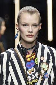 detail-defile-versace-automne-hiver-2019-2020-milan-detail-78.thumb.jpg.23c68510de50794f5869da42d55eb0c0.jpg