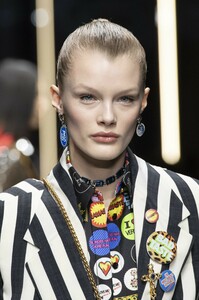 detail-defile-versace-automne-hiver-2019-2020-milan-detail-79.thumb.jpg.8411d0501c22e42367c6e3ab1c3bb8ea.jpg