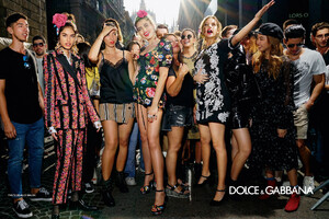 dolce-and-gabbana-summer-2019-woman-advertising-campaign-09.thumb.jpg.0732803b475896838ff0f2fb23ebd587.jpg