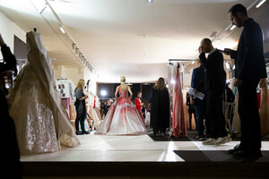 elie-saab-hc-bks-m-rs19-3873.thumb.jpg.13e0de10c3134ba150e1b7b18af0aa2b.jpg