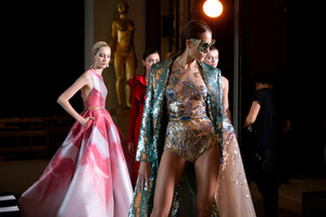 elie-saab-hc-bks-m-rs19-3933.thumb.jpg.a18896f073764dd0146c6a3e34c0f846.jpg