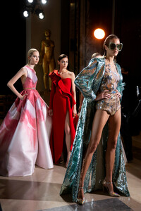 elie-saab-hc-bks-m-rs19-3937.thumb.jpg.18f24ed99193788c10a3668caf4e5744.jpg