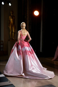 elie-saab-hc-bks-m-rs19-3987.thumb.jpg.de35afe591fe7a4fd320169bc6040a6b.jpg