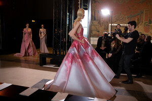 elie-saab-hc-bks-m-rs19-3994.thumb.jpg.682332f8c38130ec62f5dd4002674e2a.jpg