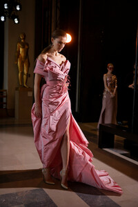 elie-saab-hc-bks-m-rs19-4009.thumb.jpg.255766bbeebb95f99fb13a5cd252f81b.jpg