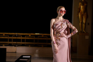 elie-saab-hc-bks-m-rs19-4026.thumb.jpg.9fbcb7df5f4786b5d6f424d652787ad0.jpg