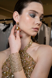 elie-saab-hc-bks-m-rs19-4054.thumb.jpg.d0cf9e4e3485549dfd56c88d8052241e.jpg