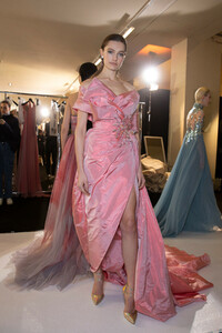 elie-saab-hc-bks-m-rs19-4068.thumb.jpg.d131fc122951a47327e225ded3938c00.jpg