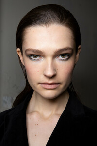 elie-saab-hc-bks-m-rs19-4147.thumb.jpg.f9262def76f0c52b23033edf0d4dcf84.jpg