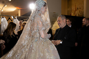 elie-saab-hc-bks-m-rs19-4229.thumb.jpg.806f7a34da6e04cf8810236e0f6662b3.jpg