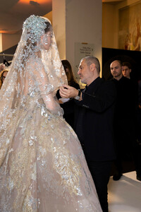 elie-saab-hc-bks-m-rs19-4231.thumb.jpg.c7a0570bc01aaaf53681905e7ded3ca0.jpg
