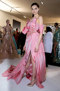 elie-saab-hc-bks-m-rs19-4258.thumb.jpg.ff1275da9e6a917d0a22b829a0ce53f4.jpg