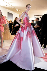 elie-saab-hc-bks-m-rs19-4357.thumb.jpg.61df43115d54477ed72a39cb276cc7ce.jpg