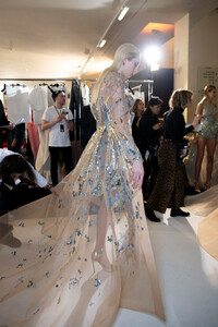 elie-saab-hc-bks-m-rs19-4482.thumb.jpg.11d32c7449d5a85134b5bb582950071b.jpg