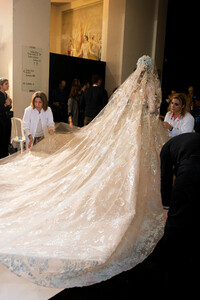 elie-saab-hc-bks-m-rs19-4509.thumb.jpg.472853298dc822215274b103663366b3.jpg