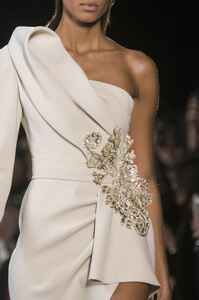elie-saab-hc-clp-rs19-0104.thumb.jpg.2a8107006c2e7cacad37f505ad78058f.jpg