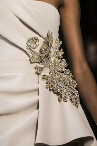 elie-saab-hc-clp-rs19-0123.thumb.jpg.563135e3ca2cee255aecc92cdbd1eb56.jpg