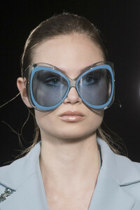 elie-saab-hc-clp-rs19-0140.thumb.jpg.fcdc9a49ccb2f6127bfcc146aa0943d7.jpg