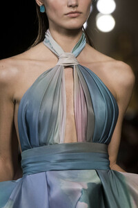 elie-saab-hc-clp-rs19-0358.thumb.jpg.8a5b98729826d135b95cbe14ed23ea4a.jpg